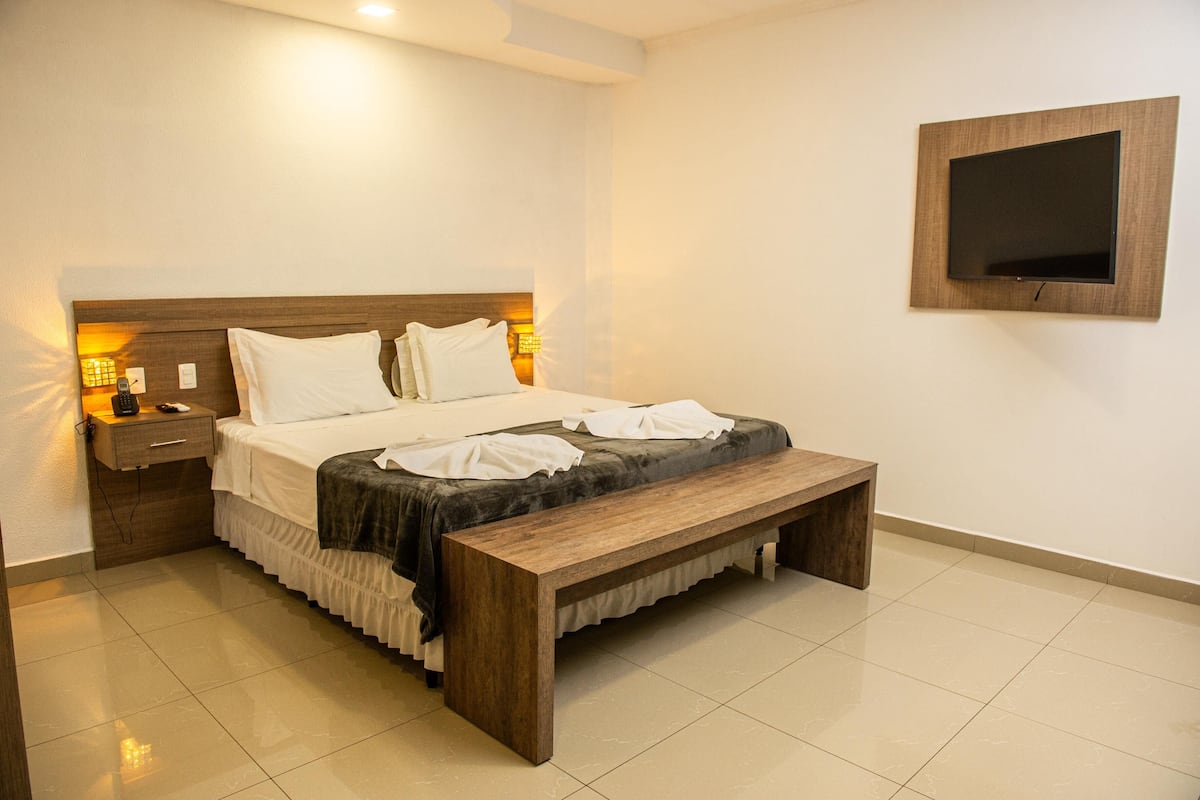 Deluxe Suite | 1 bedroom, minibar, individually furnished, desk