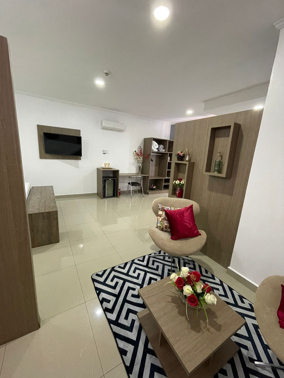 Deluxe Suite | Minibar, individually furnished, desk, laptop workspace