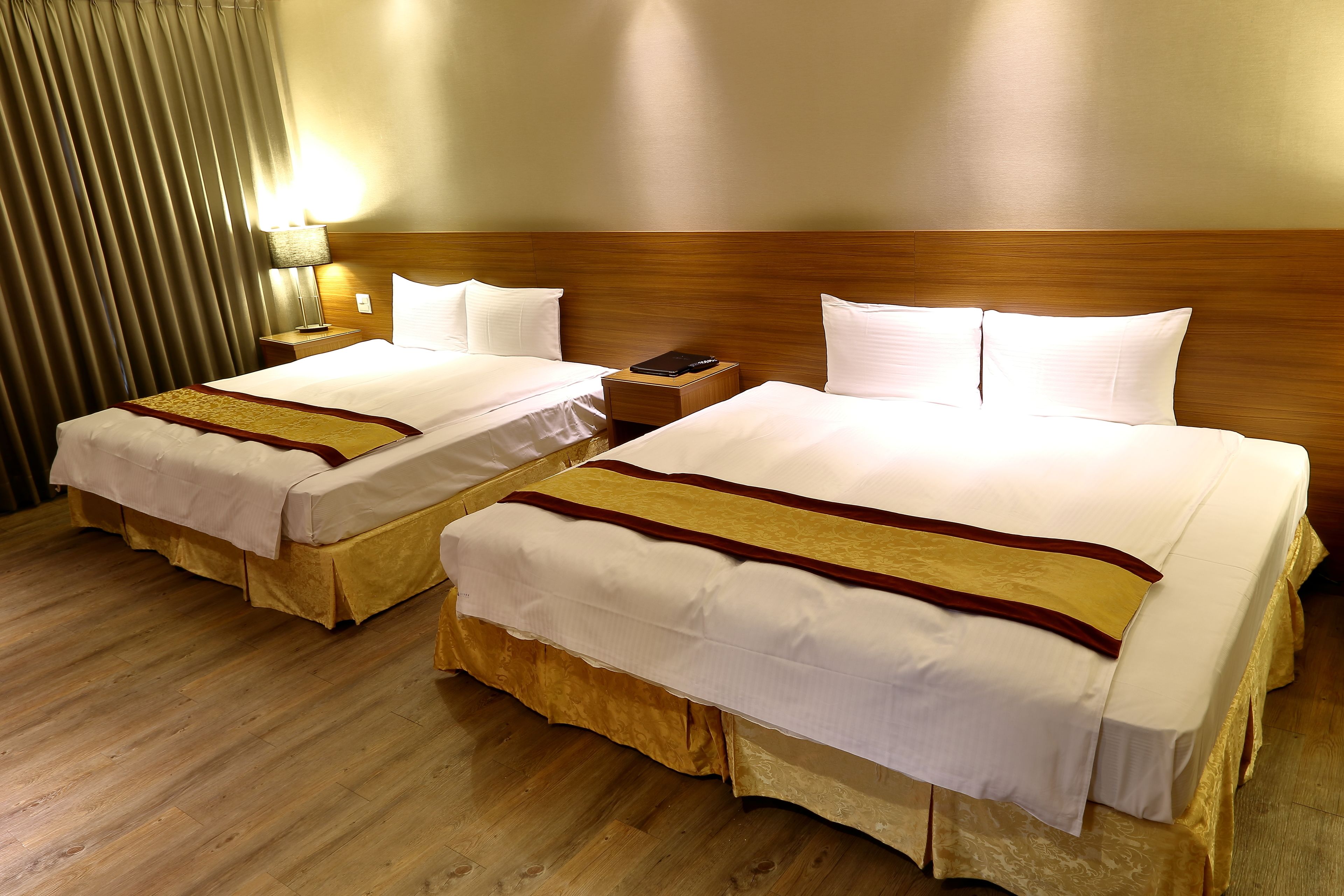 quadruple room | desk, blackout curtains, soundproofing, free wifi