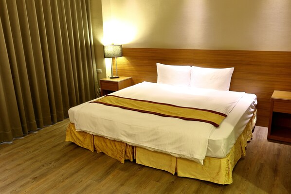 Desk, blackout curtains, soundproofing, free WiFi