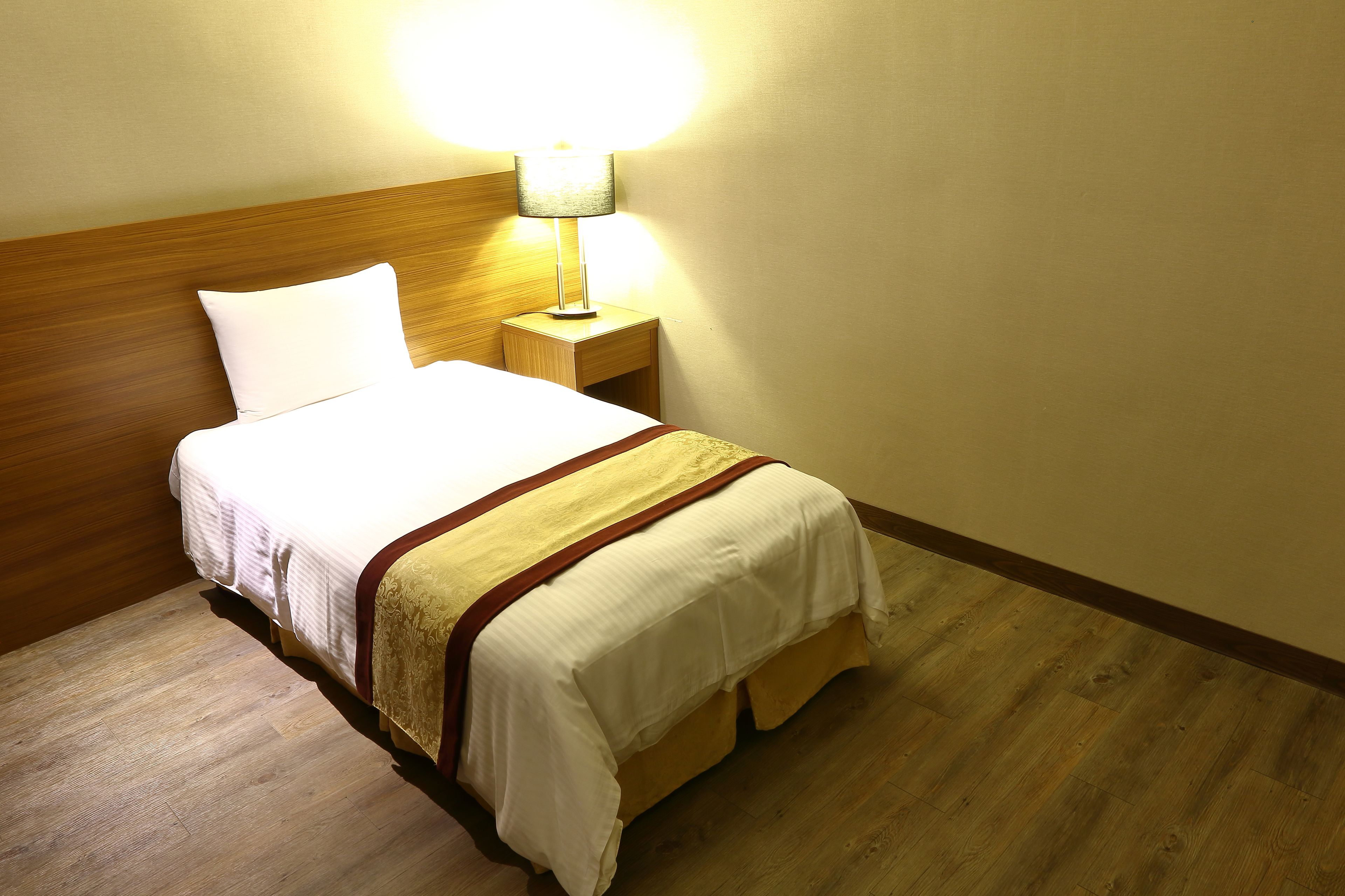 quadruple room | desk, blackout curtains, soundproofing, free wifi