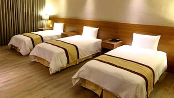 Quadruple Room | Desk, blackout drapes, soundproofing, free WiFi