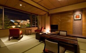 高档床上用品、客房内保险箱、办公桌、笔记本电脑工作区