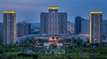 Un complejo de edificios altos con varios pisos y un patio central.