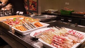A buffet with various meats and vegetables. - New Century Grand Hotel Siyang (Suqian)