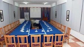A conference room with a long table, chairs, and a podium. - Univers (Elbasan)