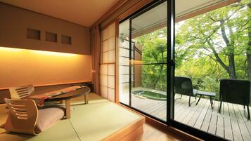Habitación Deluxe, baño privado (Japanese Western Style,Open-Air Bath) | Edredón, caja de seguridad en la habitación y decoración personalizada