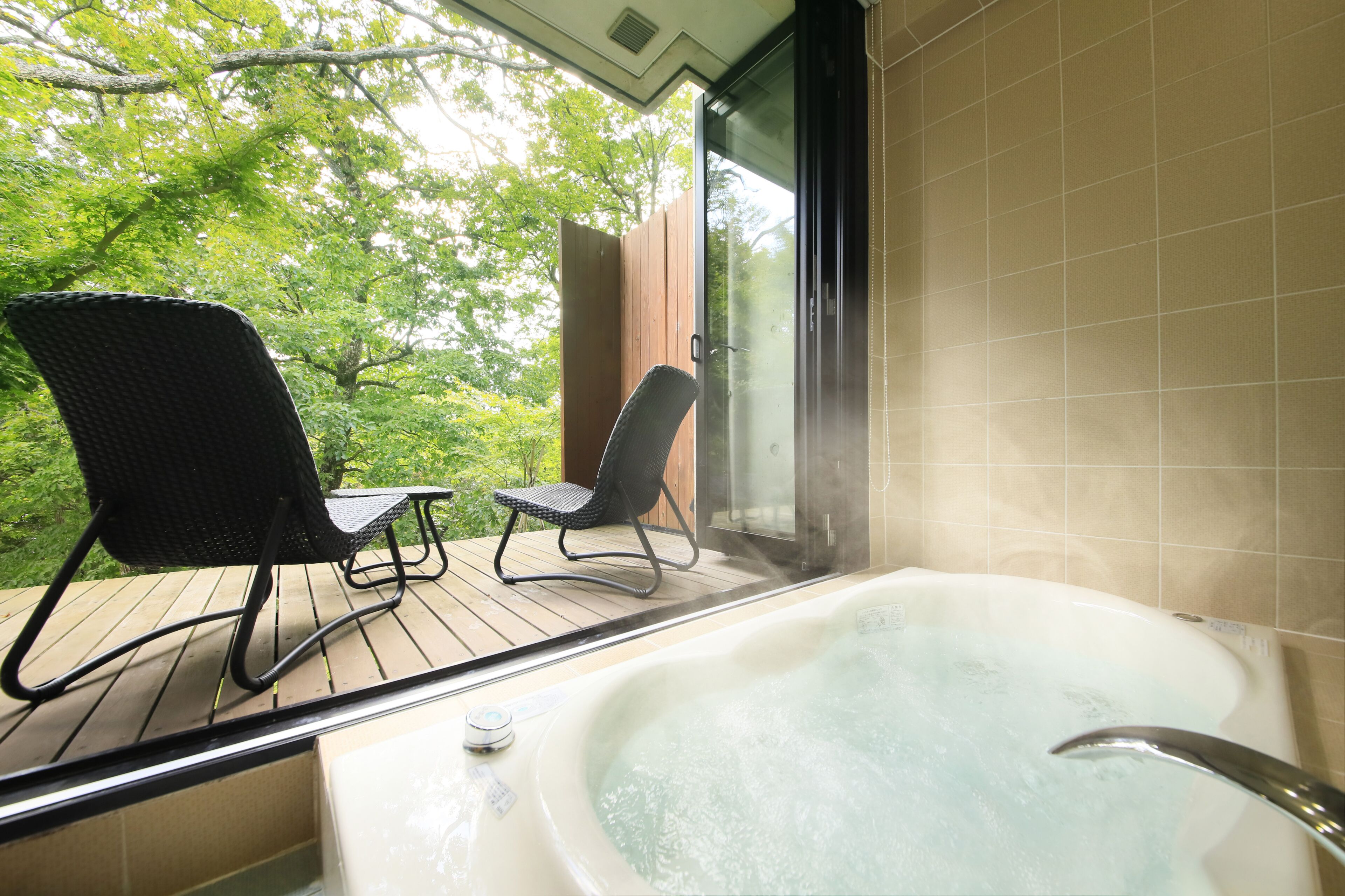 Superior driepersoonskamer, bad (Japanese-Style) | Badkamer | Een bad/douchecombinatie, gratis toiletartikelen, een haardroger