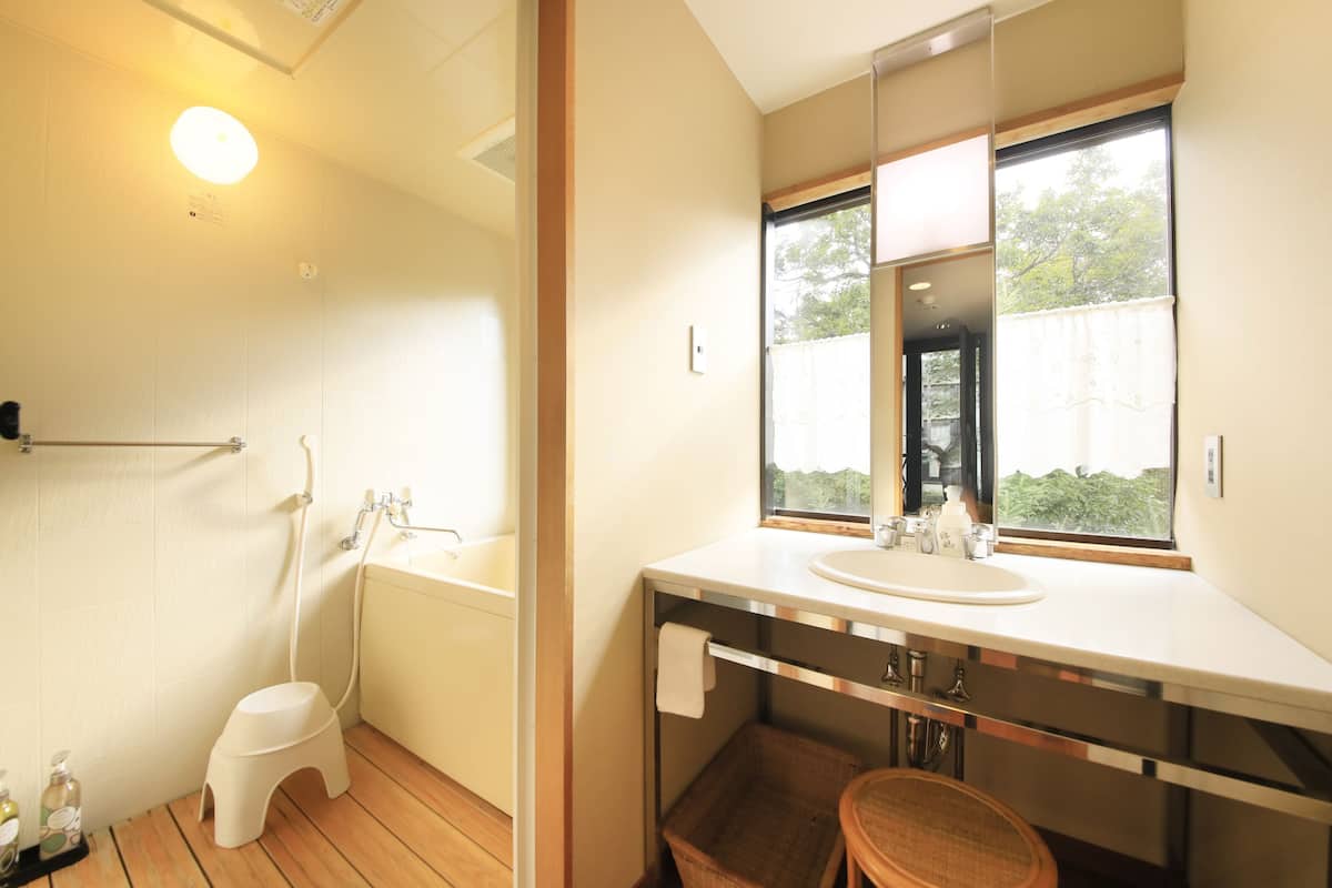 Badezimmer | Duschwanne, kostenlose Toilettenartikel, Haartrockner, Hausschuhe