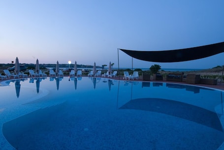 室外游泳池,日光浴躺椅