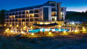 A multi-story hotel with a swimming pool, outdoor lounge chairs, and umbrellas. - South Pearl Apart Complex (Sozopol)