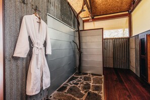 Shower, rainfall showerhead, free toiletries, hair dryer