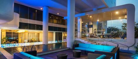 Una piscina al aire libre