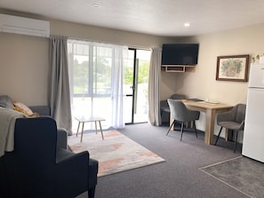 Classic-Apartment, 2 Schlafzimmer, Nichtraucher, Parkblick | Wohnbereich