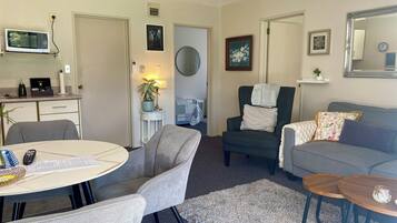 Classic Apartment, 2 Bedrooms, Non Smoking, Park View | Living area