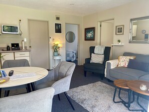 Classic Apartment, 2 Bedrooms, Non Smoking, Park View | Living area