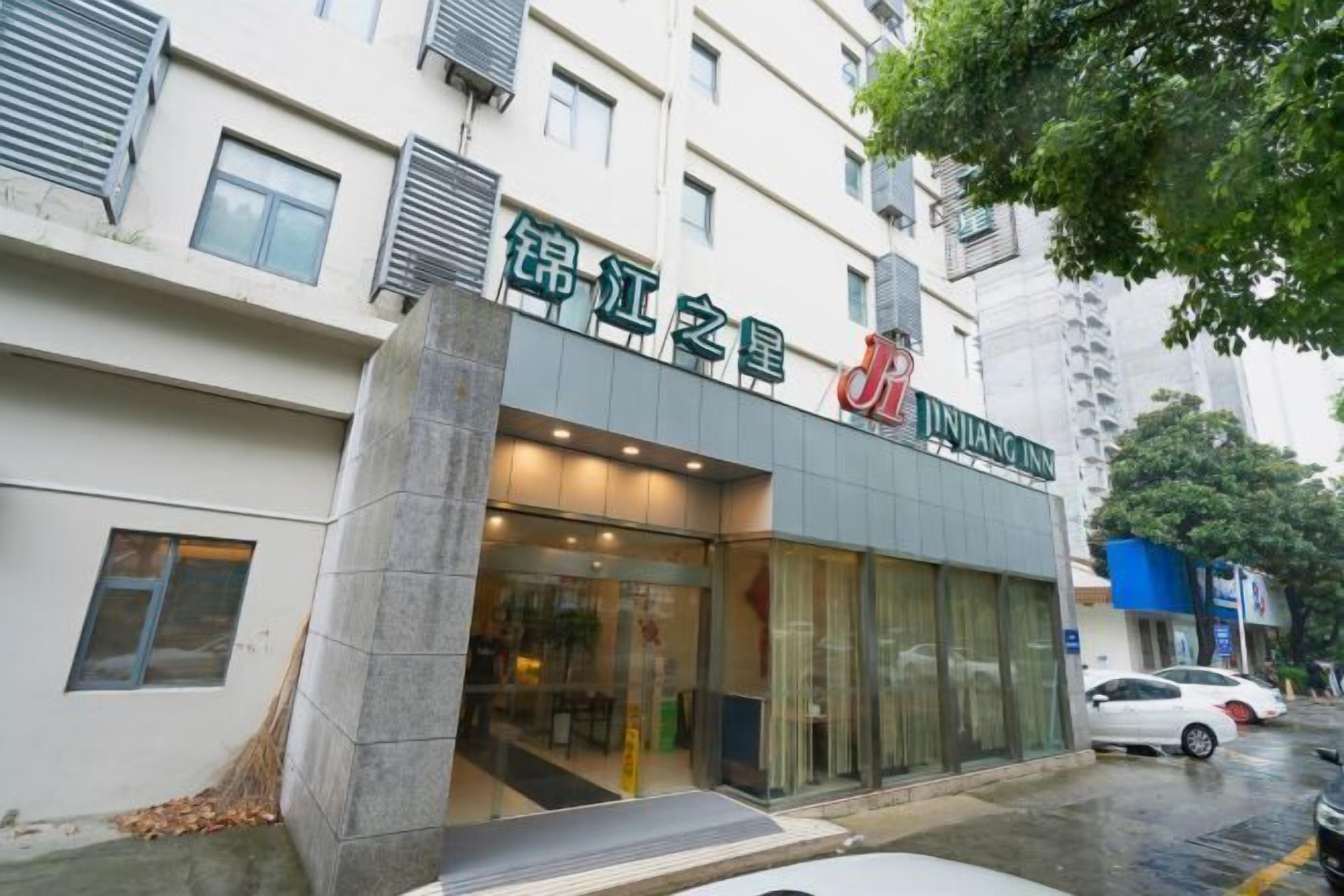 Un edificio con un letrero que dice 'Daiyang Inn' y una entrada visible.