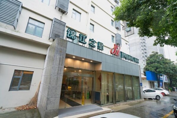 المنشأة من الخارج