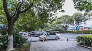 Free self parking - Jinjiang Inn (Wuxi Liangxi Road Wanda Plaza) (Wuxi)