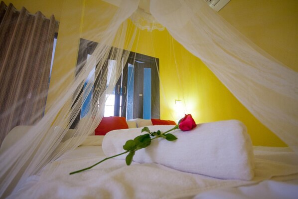 A hotel room with a bed, a red rose, and a mirror. - Laemsing Whitehouse Resort (Laem Sing)