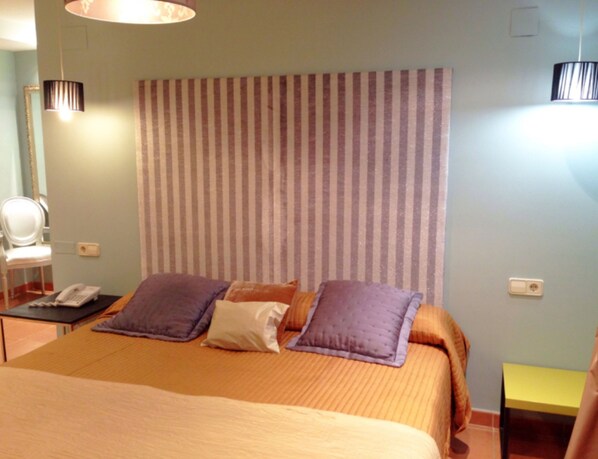 Caja fuerte, escritorio, wifi gratis y ropa de cama