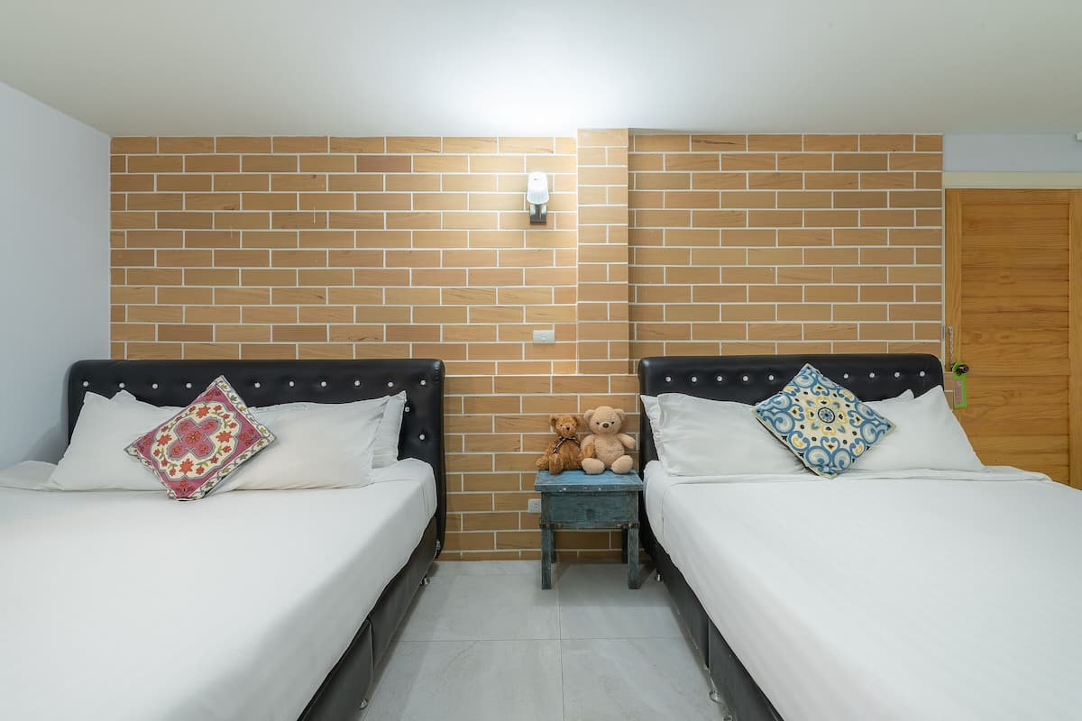 Standard Quadruple Room | Masa, dizüstü bilgisayar çalışma alanı, güneşlik/perde, ses yalıtımı