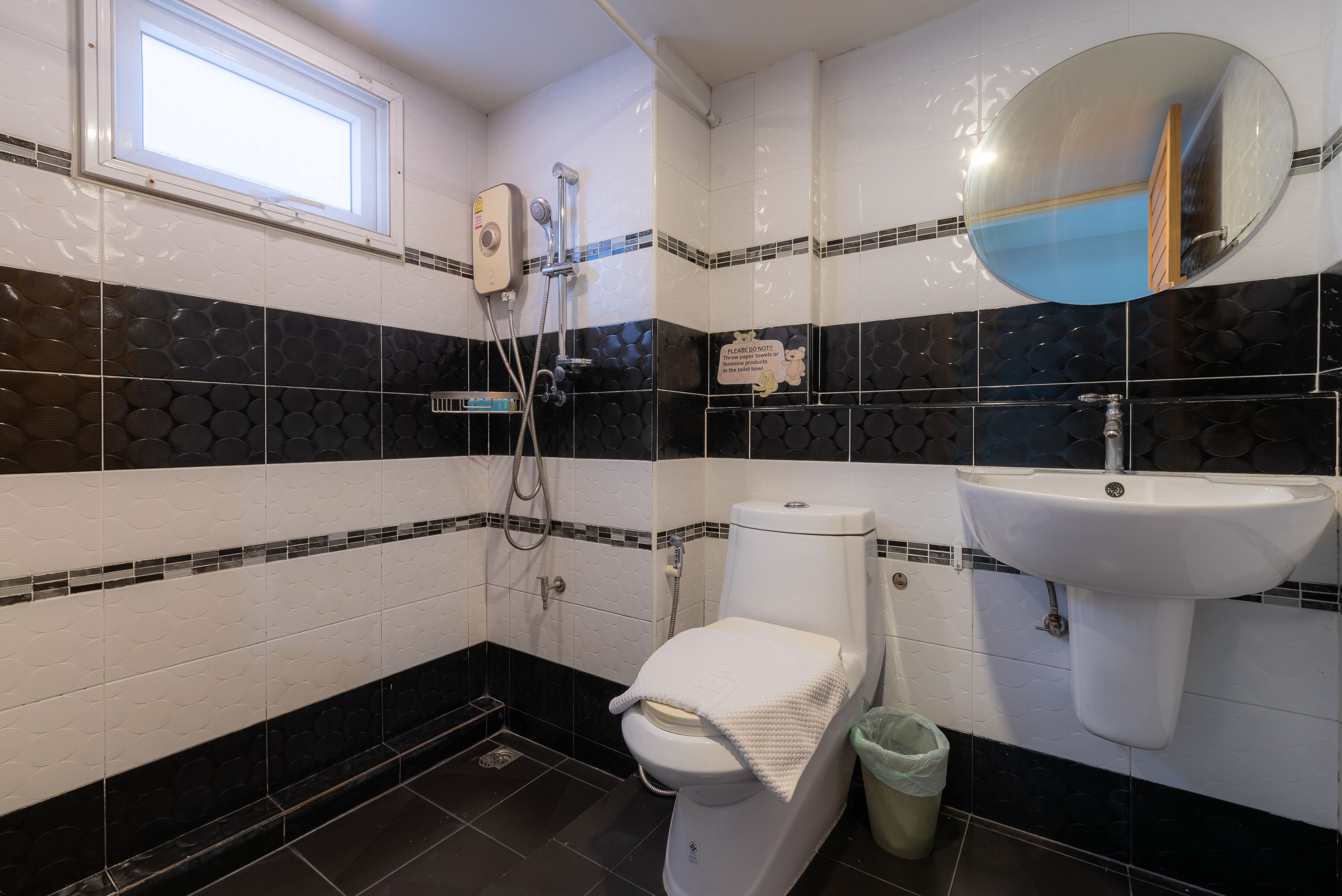 standard family room (6 persons) | bathroom | shower, free toiletries, hair dryer, slippers