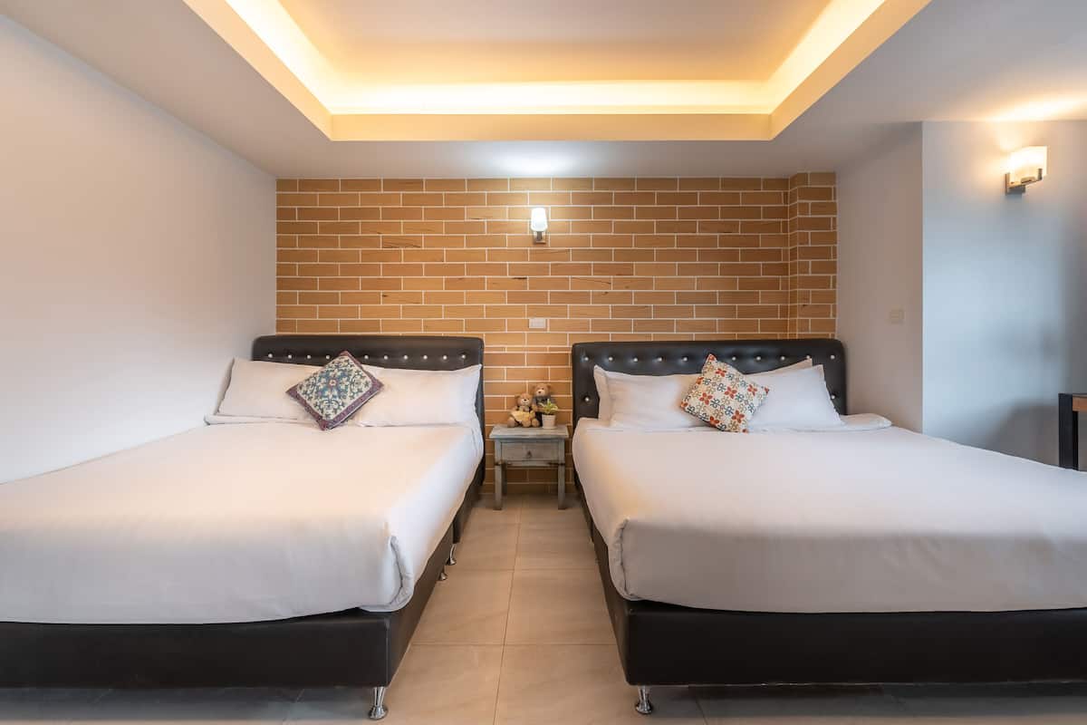 Deluxe Quadruple Room | Masa, dizüstü bilgisayar çalışma alanı, güneşlik/perde, ses yalıtımı