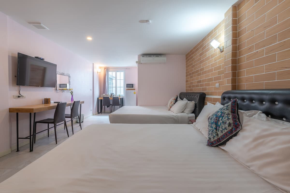 Standard Triple Room | Masa, dizüstü bilgisayar çalışma alanı, güneşlik/perde, ses yalıtımı