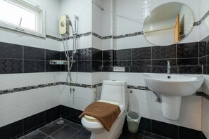 A bathroom with a toilet, bidet, and sink. - Little Bear's Home (Chiang Mai)