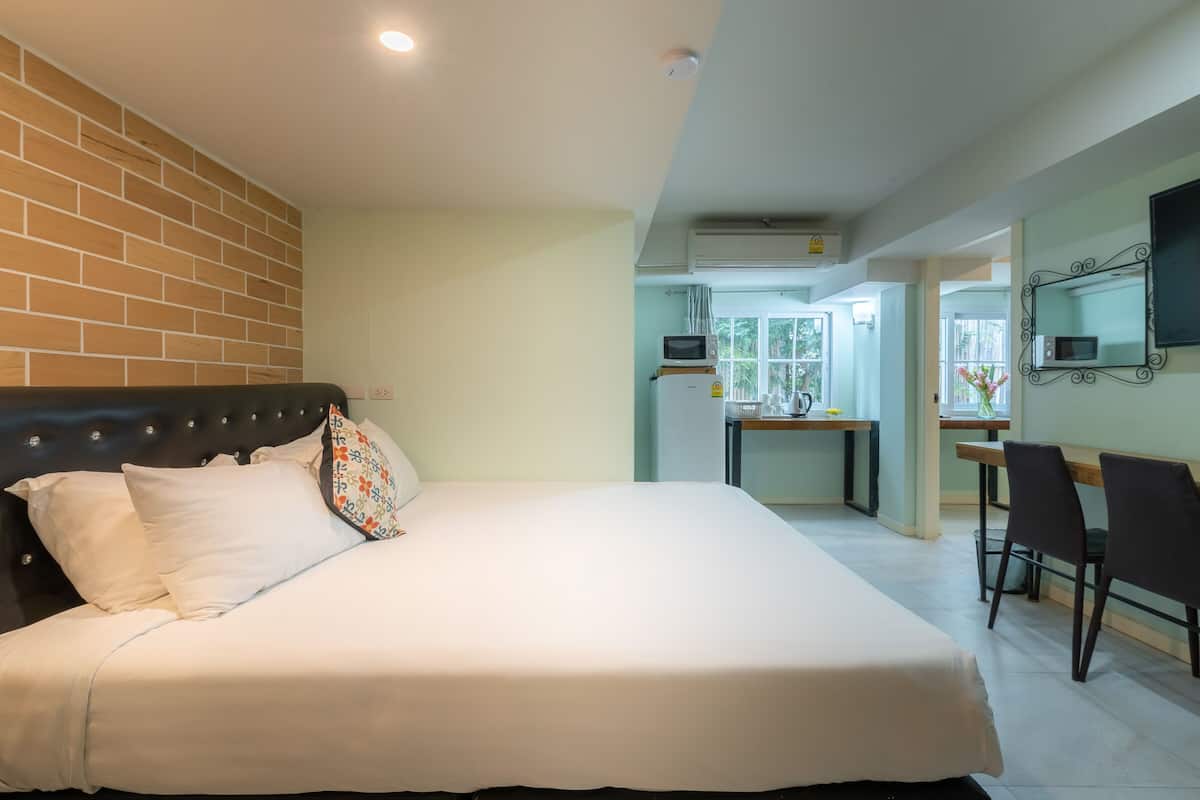 Connected Room | Masa, dizüstü bilgisayar çalışma alanı, güneşlik/perde, ses yalıtımı