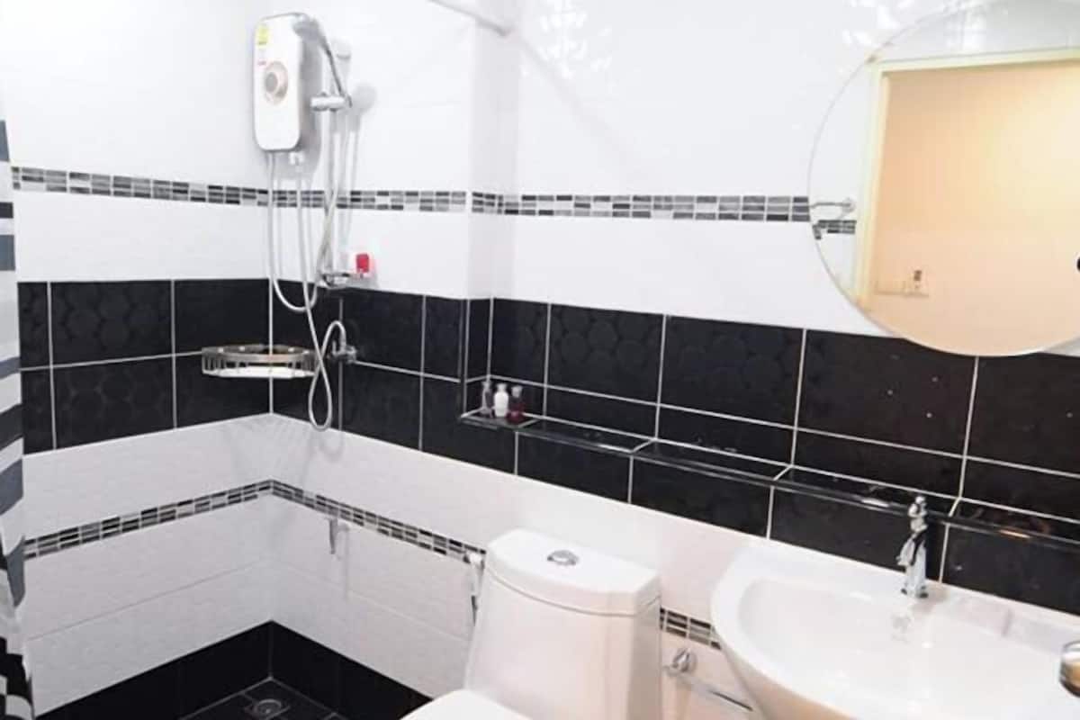 Banyo | Duş, ücretsiz banyo/kozmetik ürünleri, saç kurutma makinesi, terlik