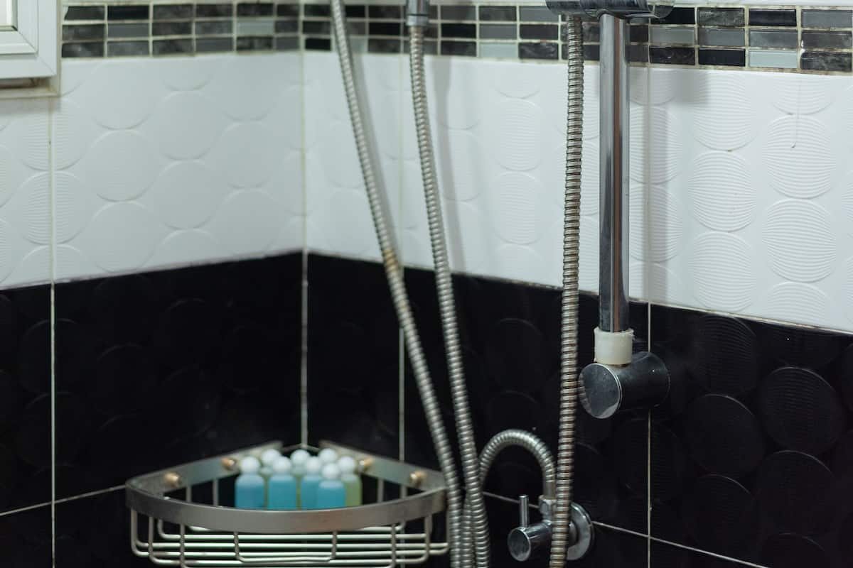 Standard Quadruple Room | Banyo | Duş, ücretsiz banyo/kozmetik ürünleri, saç kurutma makinesi, terlik