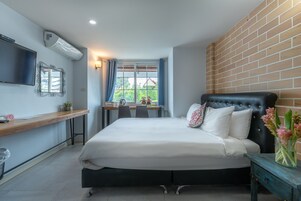 Escritorio, espacio para trabajar con laptop y cortinas blackout 