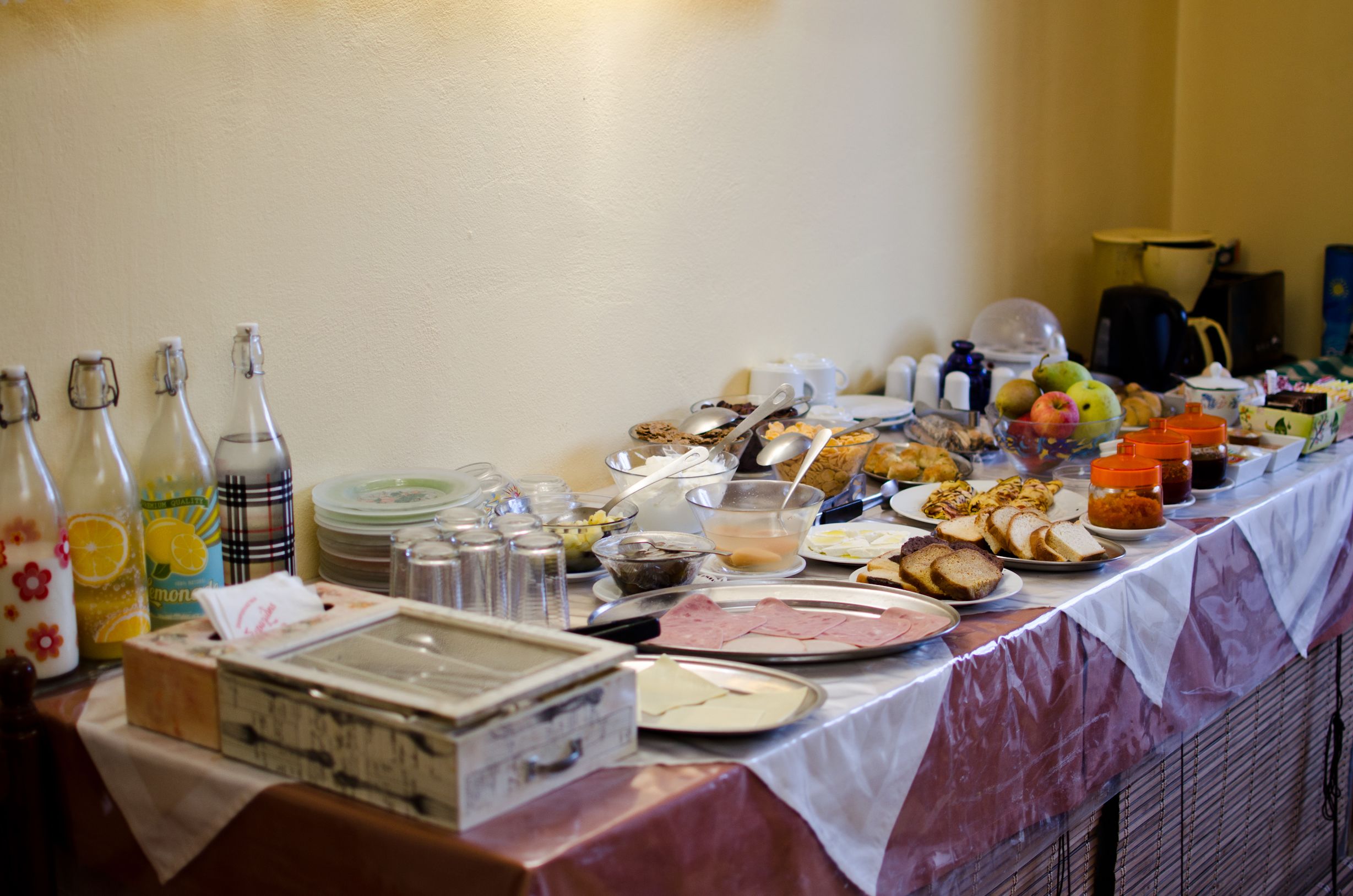 Una mesa de buffet con diversos alimentos y salsas.