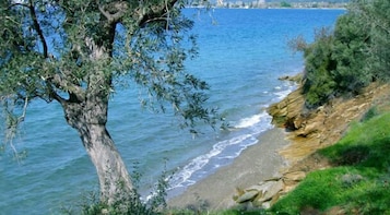 Una playa cerca, camas de playa, sillas reclinables de playa, sombrillas