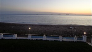 En strand med et hegn og gadelys.