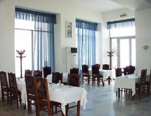 Breakfast, lunch and dinner served - Hotel Les Hammadites (Tichy)
