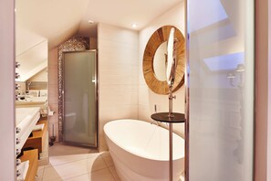 Phòng Suite Superior | Phòng tắm | Buồng tắm vòi sen, đồ dùng nhà tắm miễn phí, máy sấy tóc, khăn tắm 