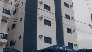 A multi-story building with a sign reading "Hotel Rafeli". - Hotel Rafeli (Boituva)