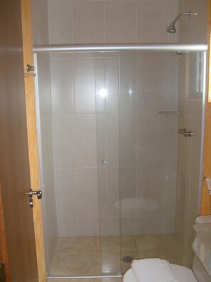 Ducha, artículos de higiene personal gratuitos, toallas y jabón