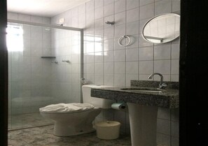 Ducha, artículos de tocador gratuitos, toallas, jabón