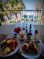 Se sirven cenas y cocina local e internacional