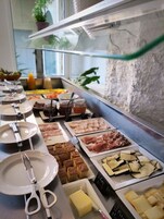 Se sirven cenas y cocina local e internacional