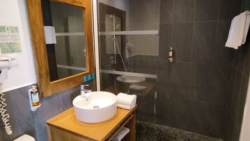 Superior Double Room, Non Smoking | Bathroom | Shower, rainfall showerhead, hair dryer, towels