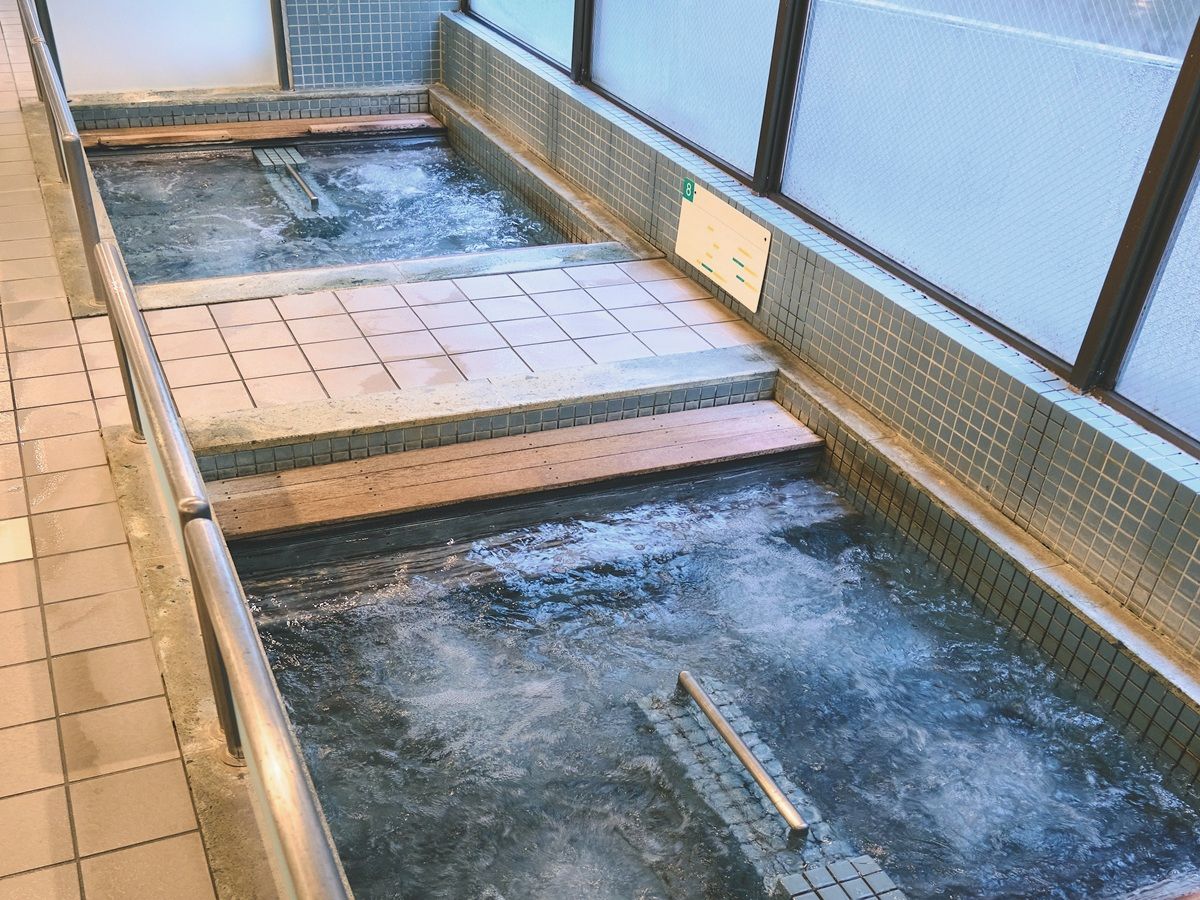 Indoor spa tub