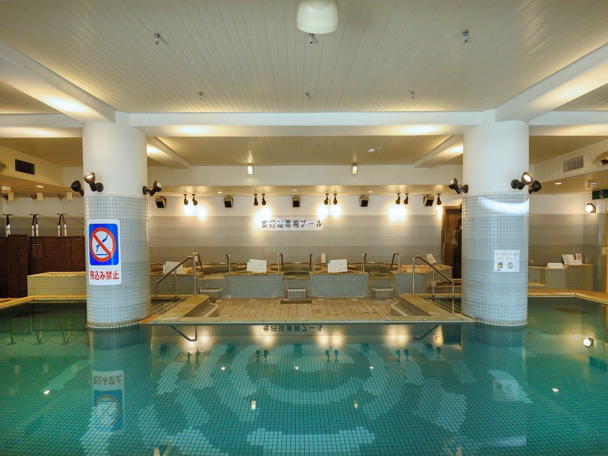 Indoor spa tub