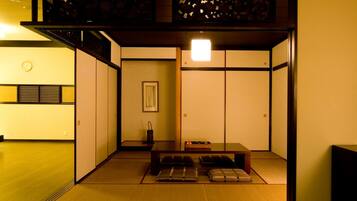 Asian Suite Room | In-room safe, individually decorated, desk, blackout drapes