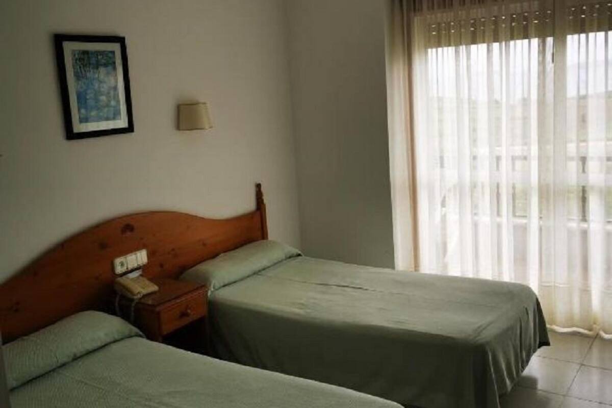 Desk, free cots/infant beds, WiFi, bed sheets
