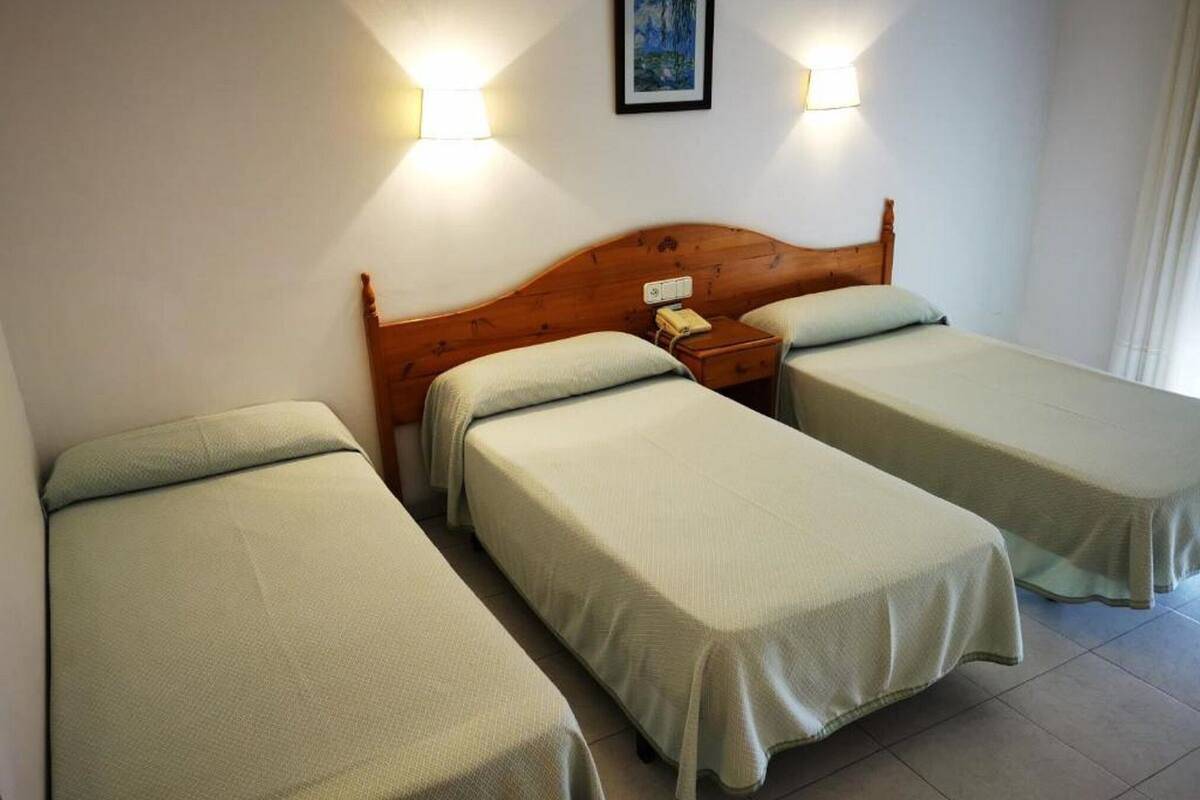 Desk, free cots/infant beds, WiFi, bed sheets
